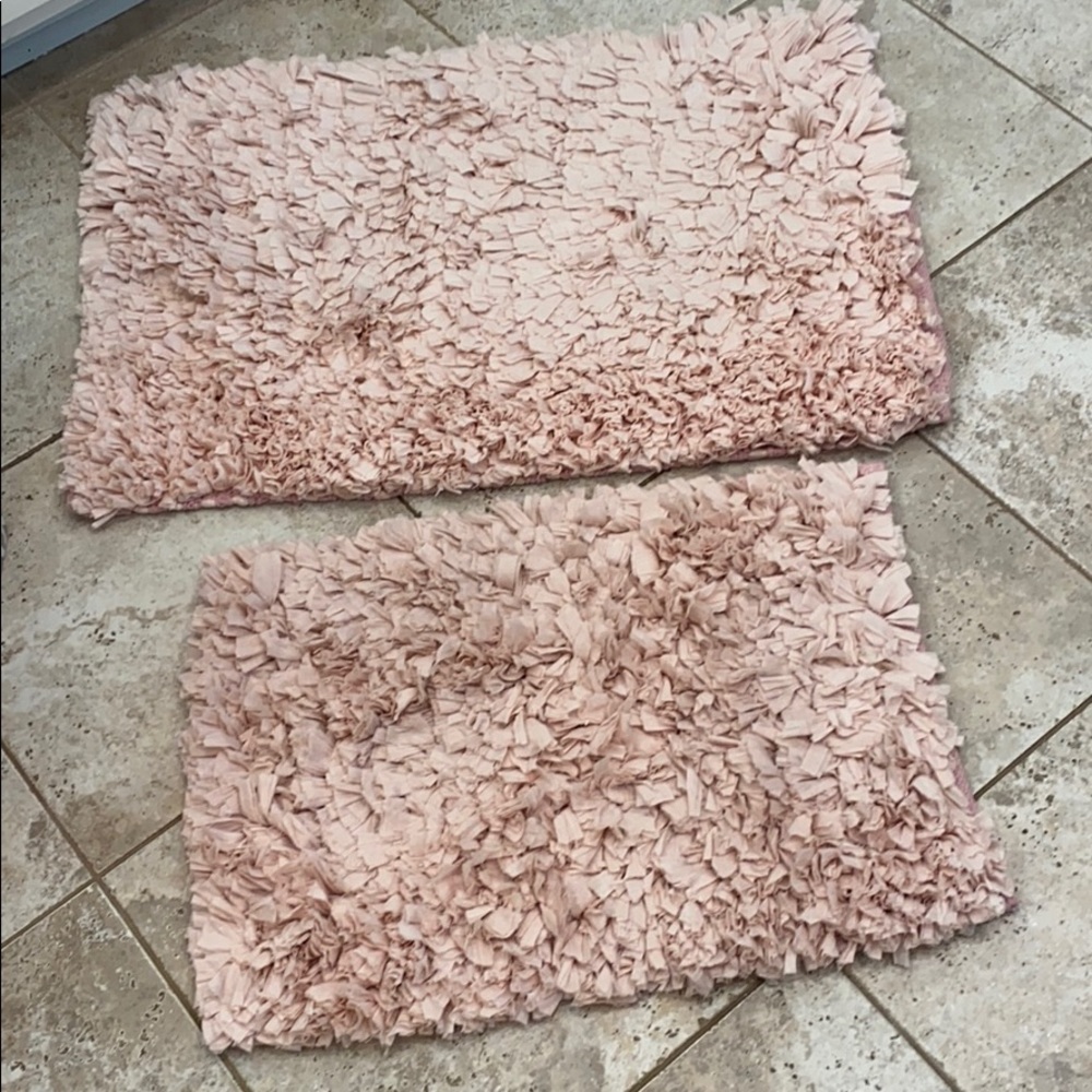 2...21 x 32 and 2..16 x 24 bath mats and 4 towels